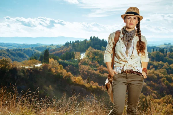 Mulher saudável em caminhadas de verão na Toscana, Itália — Fotografia de Stock