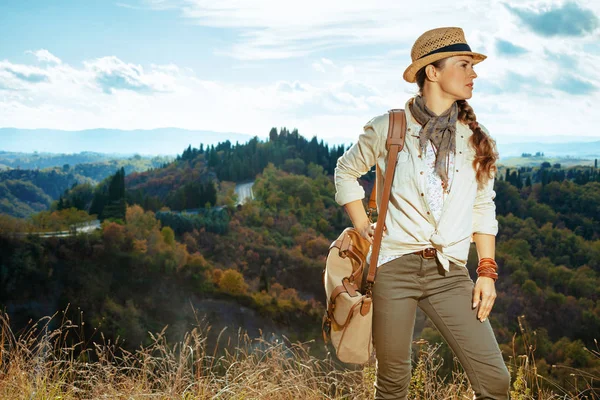 Aktív nő a nyári Tuscany trekking nézett félre — Stock Fotó