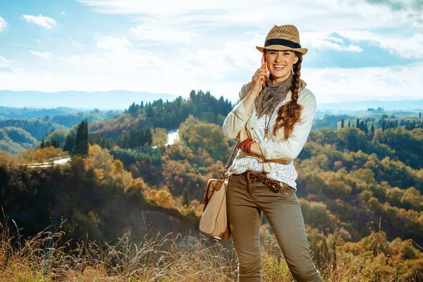 Smilende eventyr- turistkvinne snakker i mobiltelefon – stockfoto