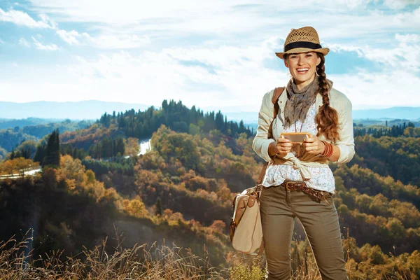 Mulher turística com smartphone se comunicando nas mídias sociais — Fotografia de Stock