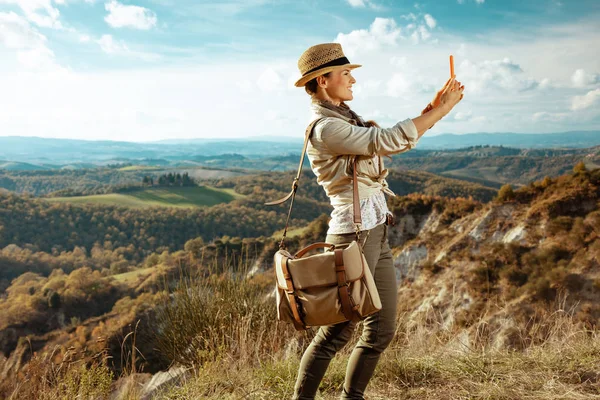 Feliz jovem viajante solo mulher tirar foto com smartphone — Fotografia de Stock