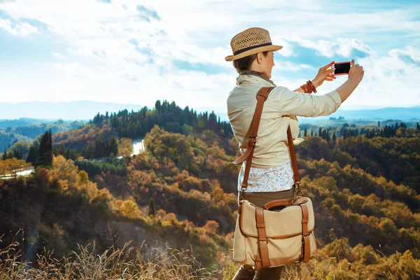 Active woman hiker taking photo with cellphone — Stock Photo, Image