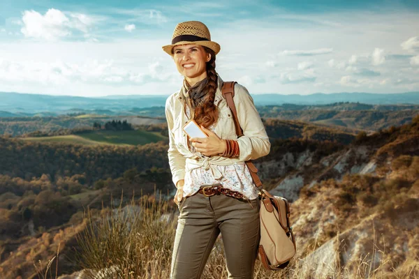 Happy traveller woman on summer Tuscany trekking writing sms — Stock Photo, Image