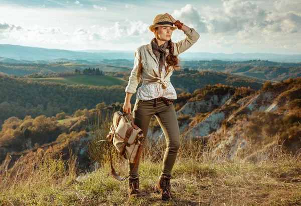 Turista mujer en verano senderismo en Toscana teniendo recorrido a pie — Foto de Stock