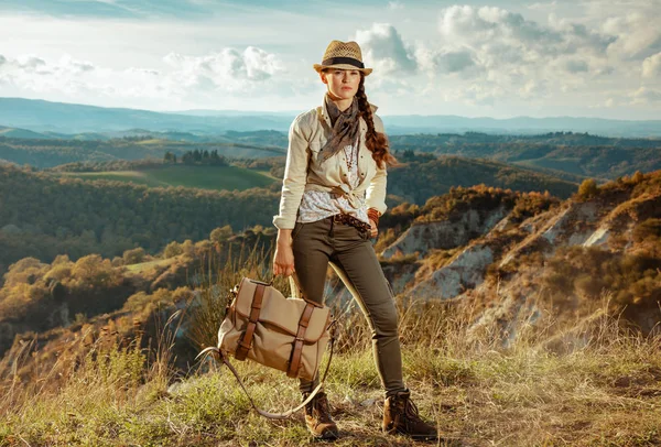 Solo mulher viajante em caminhadas de verão na Toscana — Fotografia de Stock