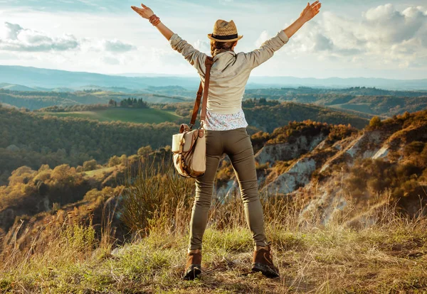 Heureux actif solo voyageur femme se réjouissant — Photo