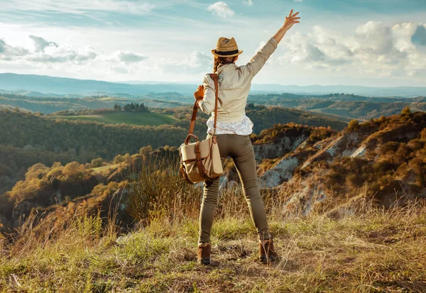 Viajero mujer en frente de los paisajes de verano Toscana regocijo — Foto de Stock
