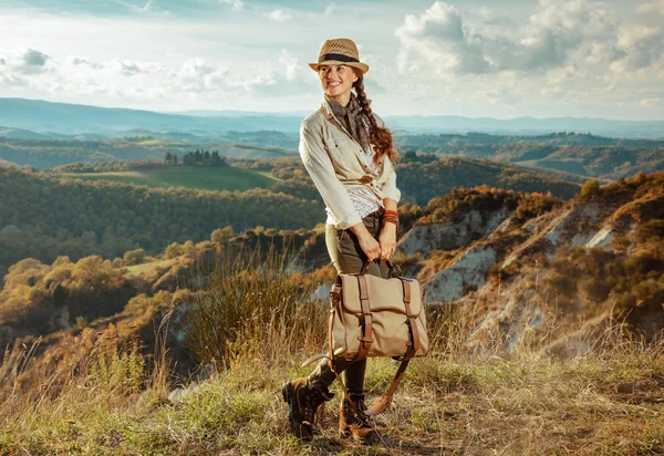 Podróżny kobieta korzystających lato Tuscany Zobacz korzystających promenady — Zdjęcie stockowe