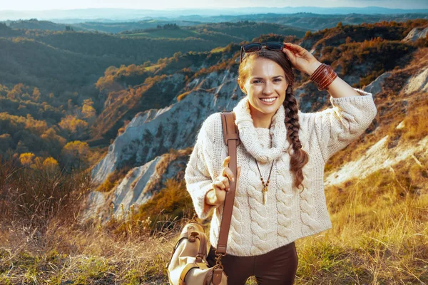 Egyéni turisztikai nő előtt táj Toszkána nyári — Stock Fotó