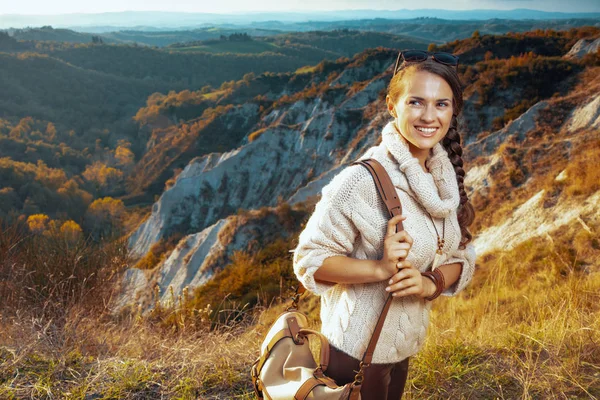 Solo tourist woman on summer Tuscany trekking looking aside — Stock Photo, Image