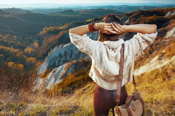 Adventure woman hiker in Tuscany ,Italy looking into distance — Stock Photo, Image