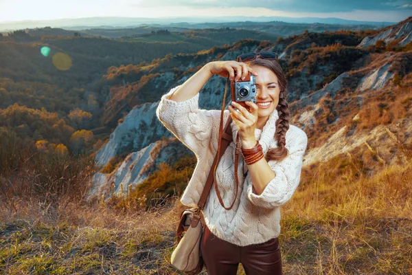 Solo viajante mulher tirar fotos com retro foto câmera — Fotografia de Stock