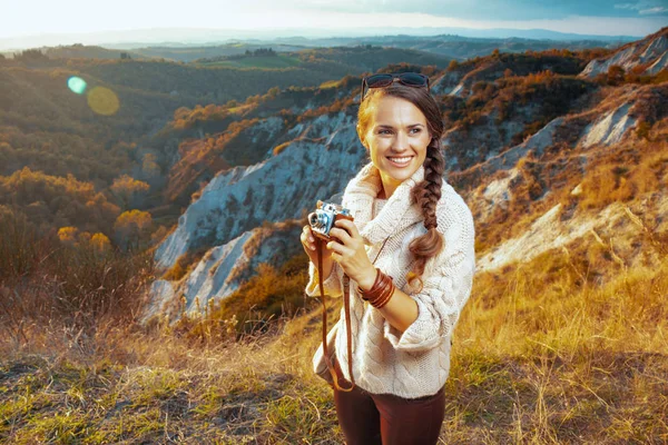 Mujer excursionista con cámara de fotos de película retro en el viaje de verano Toscana — Foto de Stock