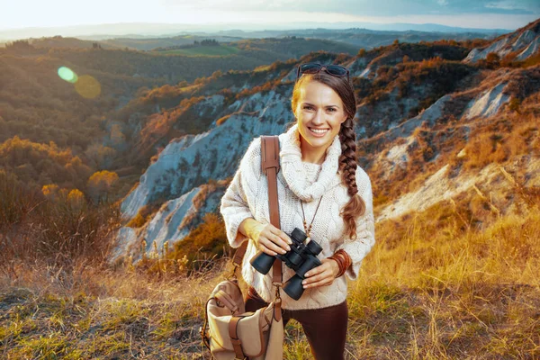 Mujer feliz excursionista con prismáticos en la ruta de verano Toscana — Foto de Stock