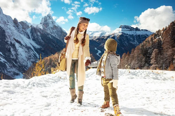 Happy dobrodružství matka a dcera turisty těší promenáda — Stock fotografie