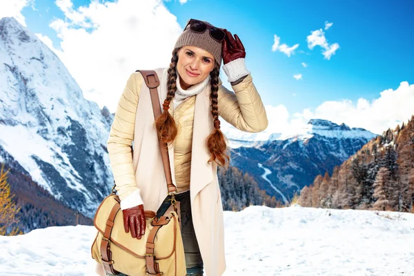 Solo podróżny kobieta przed krajobraz górski z torba — Zdjęcie stockowe