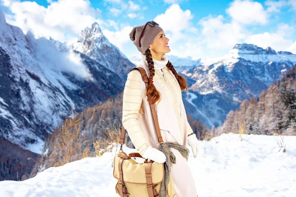 Mujer frente al paisaje de montaña mirando a la distancia — Foto de Stock