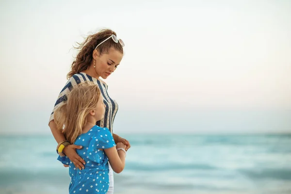 Madre e hijo de moda que tienen tiempo familiar relajado — Foto de Stock