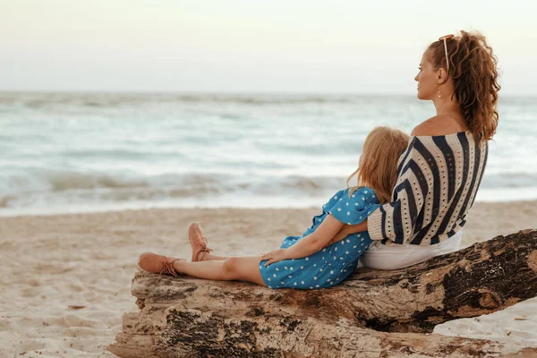 Mutter und Kind schauen beim Sitzen in die Ferne — Stockfoto