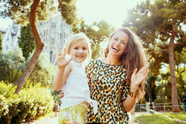 Anne ve çocuk turist La Sagrada Familia handwaving karşı