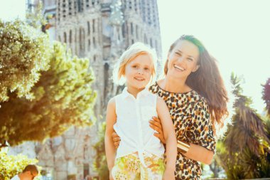 Modern anne ve çocuk turist turistik yerlerini keşfetmek gülümseyen