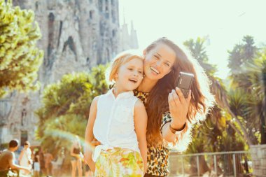 Anne ve kızı gezginler selfie dijital fotoğraf makinesi ile alarak