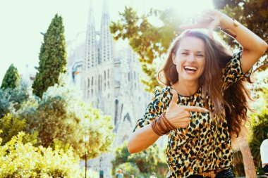 Barcelona, İspanya'da eller ile çerçeveleme gülümseyen zarif kadın