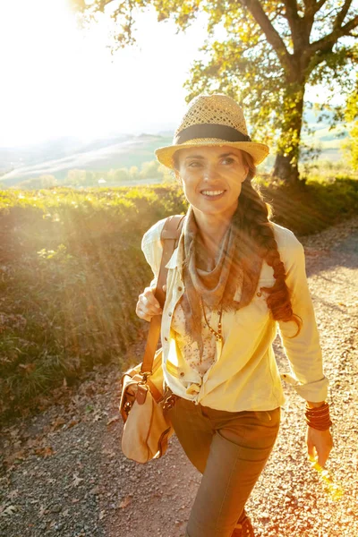 Glada friska resenären kvinna ha rundvandring — Stockfoto