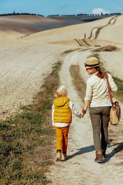 Młoda matka i córka turystów korzystających z promenady — Zdjęcie stockowe