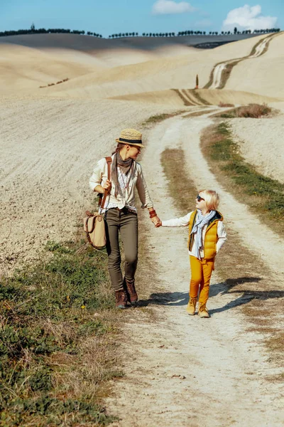 Feliz en forma madre y niños turistas teniendo recorrido a pie — Foto de Stock