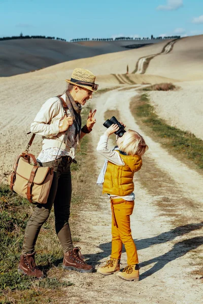 Caminhantes mãe e criança olhando uns para os outros através de binóculos — Fotografia de Stock