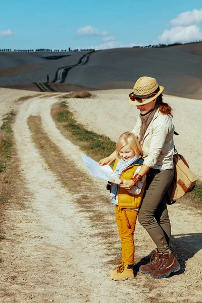 Madre y el niño en el senderismo de verano en Toscana mirando el mapa — Foto de Stock