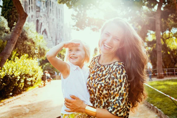 Gezi mutlu şık anne ve çocuk turist — Stok fotoğraf