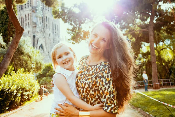 Madre e figlia turisti contro La Sagrada Familia — Foto Stock