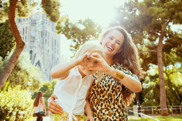 Souriant élégant mère et fille voyageurs avoir du plaisir — Photo