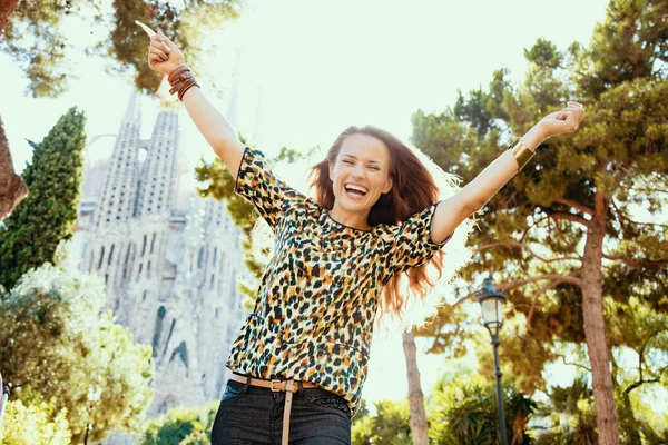 Mujer viajera contra La Sagrada Familia regocijándose — Foto de Stock