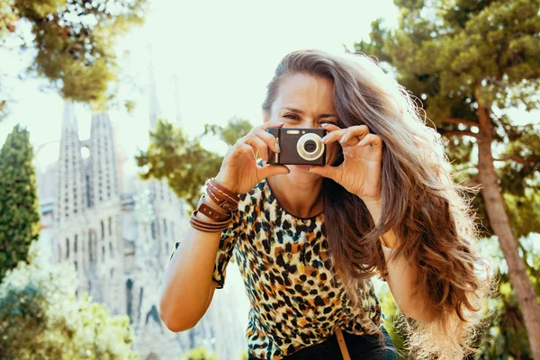Женщина-путешественница фотографируется с камерой в Барселоне, Испания — стоковое фото