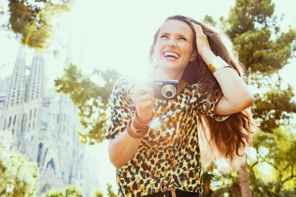 Solo tourist woman taking photo with camera in Barcelona, Spain — Stock Photo, Image