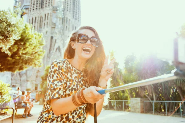 Mulher em Barcelona, Espanha tomando selfie usando selfie stick — Fotografia de Stock