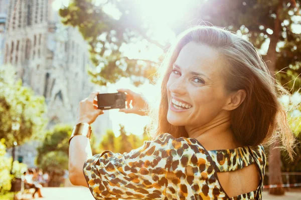 Souriant élégant voyageur femme prendre des photos avec appareil photo — Photo