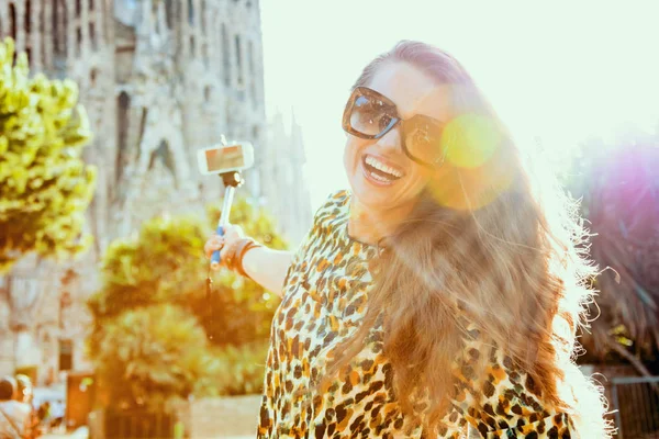 Feliz moderno turista mujer tomando selfie usando selfie palo — Foto de Stock