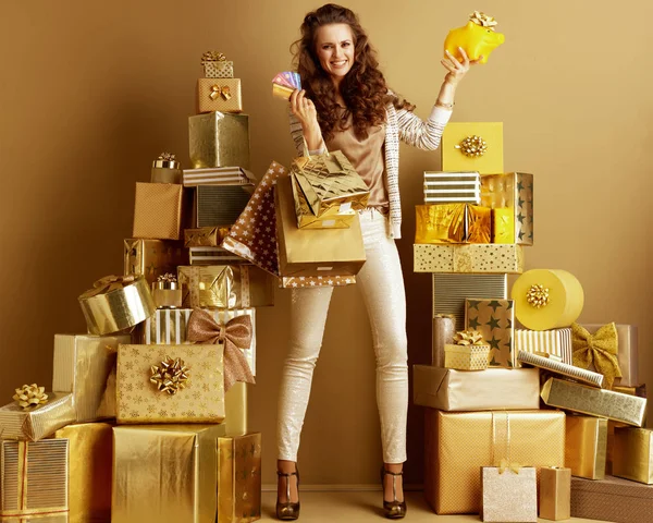 Shopper woman with shopping bags, credit cards showing yellow pi — Stock Photo, Image