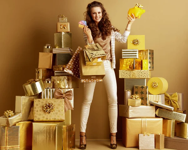 Shopper donna con shopping bags, carte di credito che mostrano pi giallo — Foto Stock