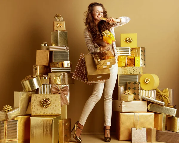 Mulher comprador com sacos de compras e cofrinho amarelo com ouro — Fotografia de Stock