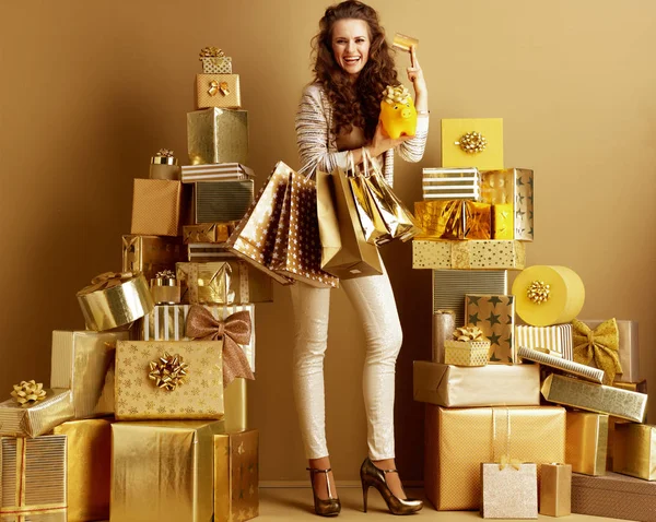 Fashion-monger con shopping bags e salvadanaio giallo con gol — Foto Stock