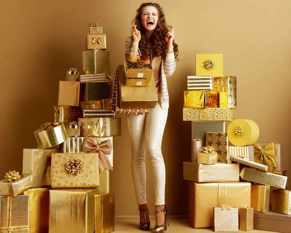 Sorrindo fashion-monger com sacos de compras e dedos cruzados — Fotografia de Stock