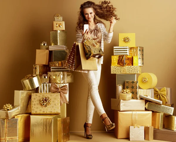 Shopper donna con smartphone e shopping bag dita schioccanti — Foto Stock