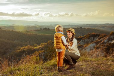 Modern anne ve çocuk oyun yaz Tuscany yolu üzerinde gülümseyen