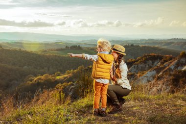Modern anne ve kızı bir şeye işaret
