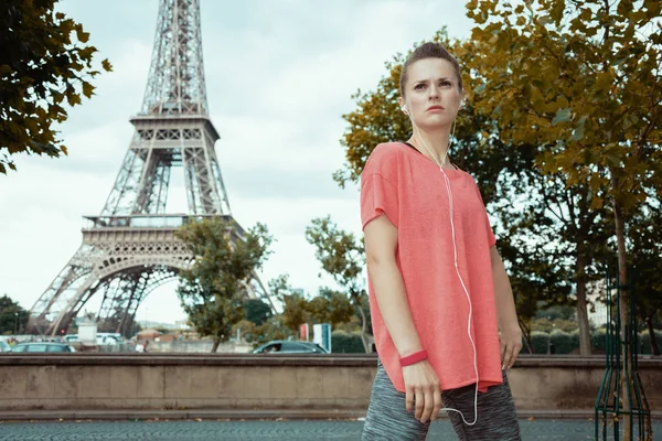 Jogger donna contro la chiara vista della Torre Eiffel — Foto Stock